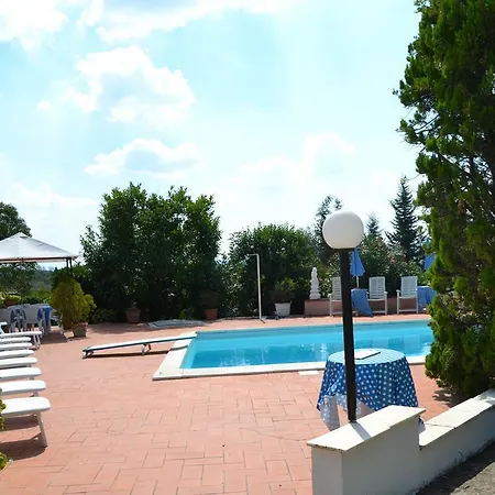 Con Piscina E Tennis