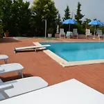 Lägenhetshotell Con Piscina E Tennis 4*