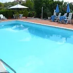 Con Piscina E Tennis 4*