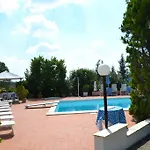 Con Piscina E Tennis