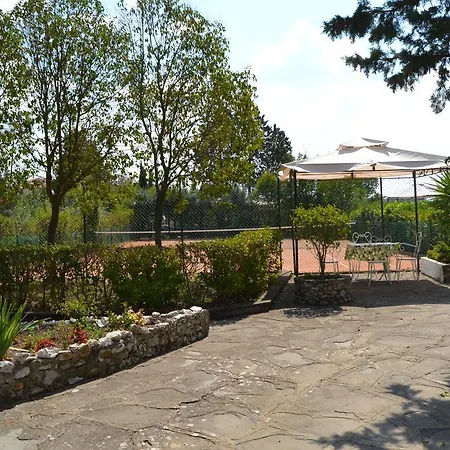 Con Piscina E Tennis